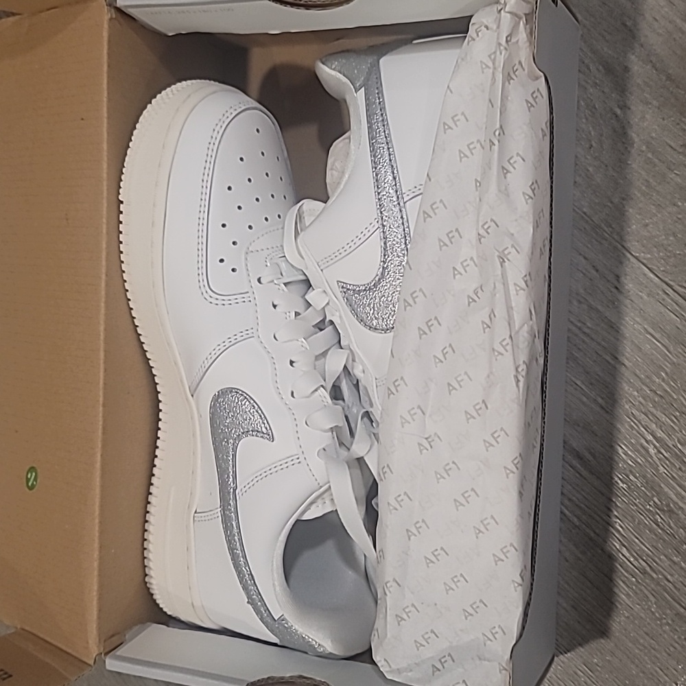 NIKE Air Force 1 '07 ESS TRND Size 6.5 Summit White/ Metallica Silver